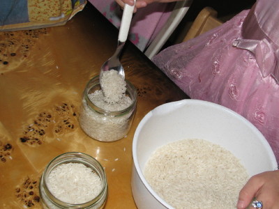 nasypywanie ryżu